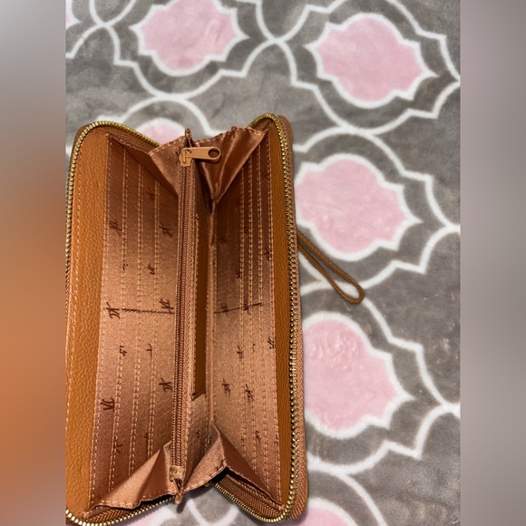 Kenneth Cole Tan Brown Wristlet Zip Clutch Faux Leather NWOT - Picture 5 of 6